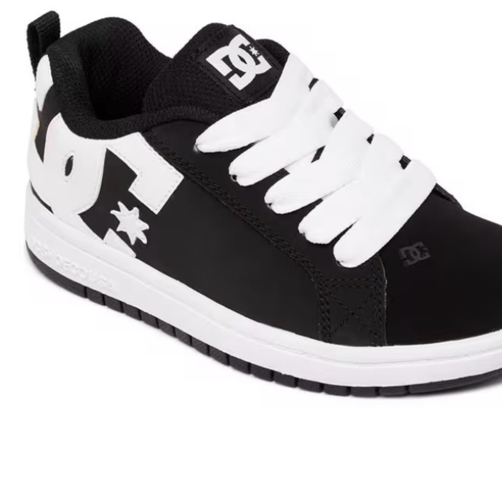 BOYS' DC BIG KID COURT GRAFFIK SNEAKERS. good condition. Size 5